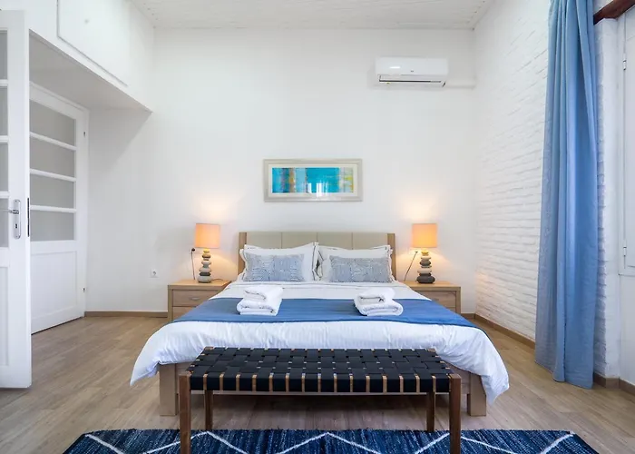 Waves - Seaside Escape ハニア